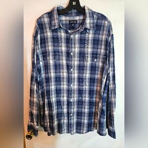2XL Button Down Shirt💙🤍